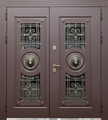 Равностворчатая входная термодверь с ковкой, стеклами и чеканкой «голова льва» (отделка МДФ коричневого цвета)